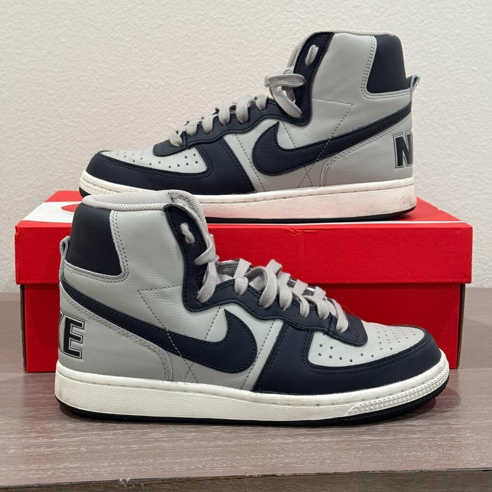 NIKE TERMINATOR HIGH
GRANITE/DARK OBSIDIAN-SAIL
GRANIT/VOILE/OBSIDIENNE FNC